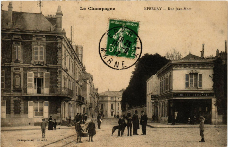 Carte postale ancienne La Champagne - Epernay - Rue Jean-Moet à Épernay