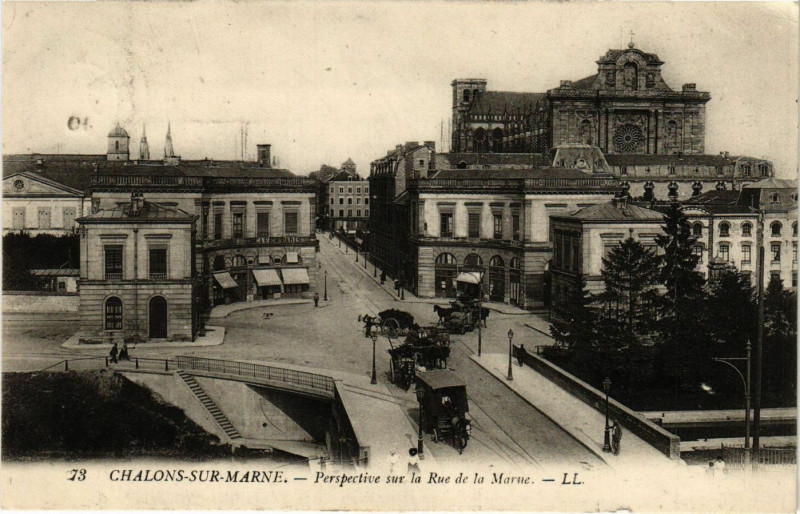 Carte postale ancienne Chalons-sur-Marne - Perspective sur la Rue de la Marne