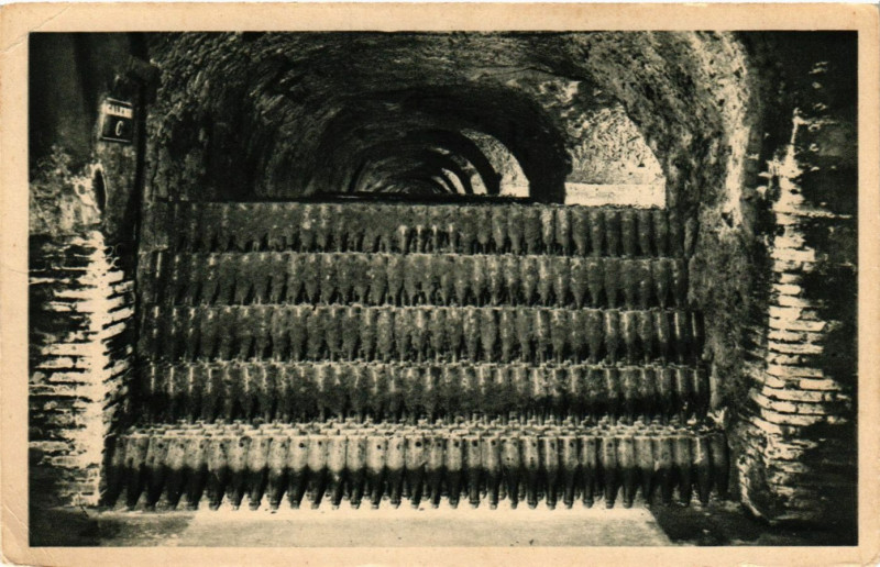 Carte postale ancienne Une masse de 120. 000 bouteilles