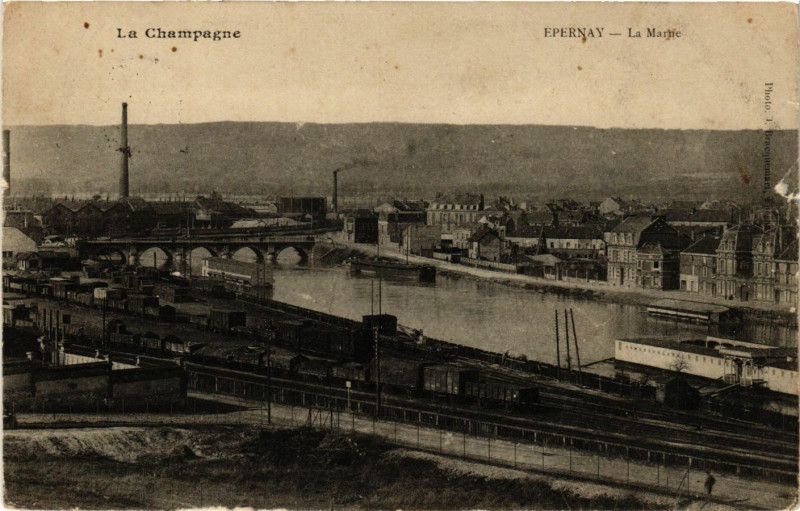 Carte postale ancienne La Champagne - Epernay - La Marne à Épernay