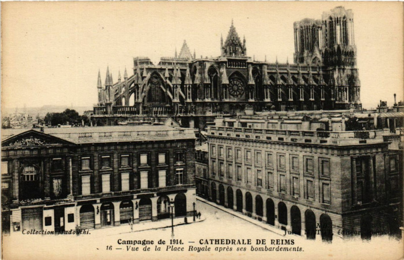 Carte postale ancienne Campagne de 1914 - Cathedrale de Reims - Vue de la Place Royale à Reims