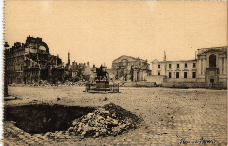 Carte postale ancienne Reims - Place du Parvis (au premier plan trou d'obus) - The open à Reims