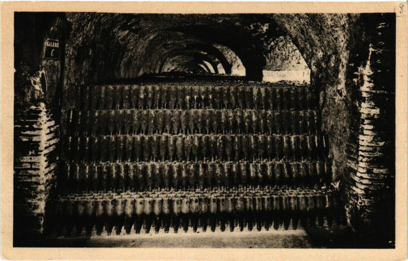 Carte postale ancienne Une masse de 120. 000 bouteilles