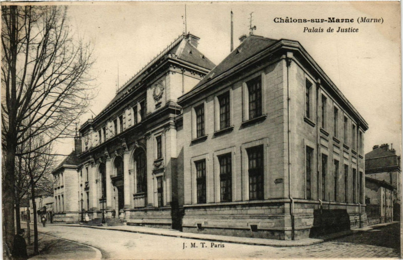 Carte postale ancienne Reims - Vue générale. Au premier plan le square Colbert à Reims