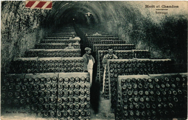 Carte postale ancienne Moet et Chandon - Remuage