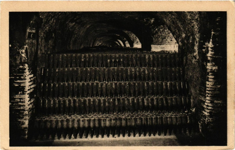 Carte postale ancienne Une masse de 120. 000 bouteilles