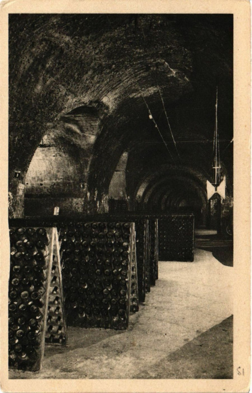 Carte postale ancienne Vins sur pupitres durant Le Remuage
