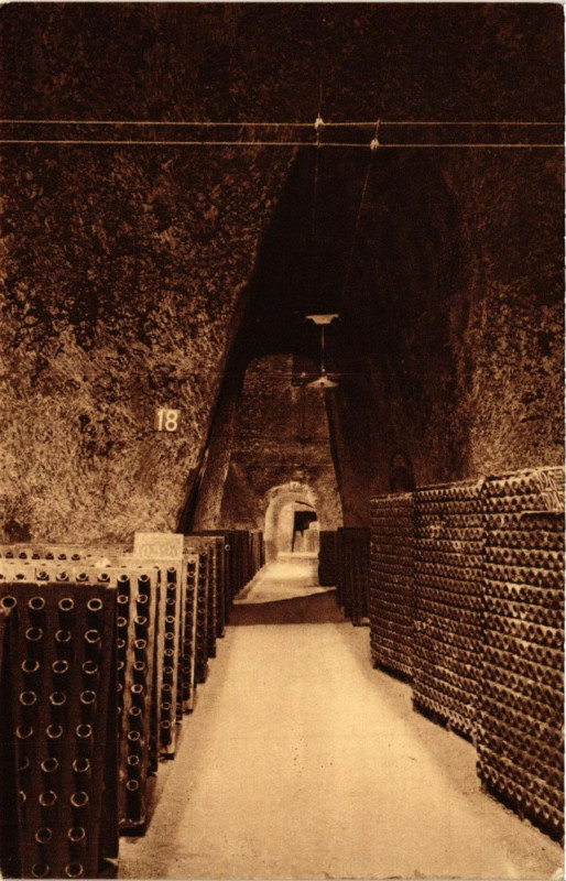 Carte postale ancienne Collection Champagne Pommery & Greno Reims Enfilade de crayeres à Reims