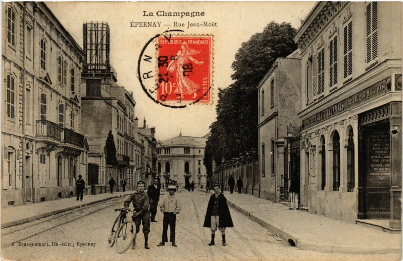 Carte postale ancienne La Champagne - Epernay - Rue Jean-Moet à Épernay