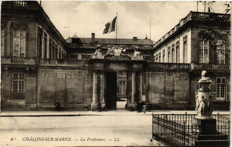 Carte postale ancienne Chalons-sur-Marne - La Prefecture