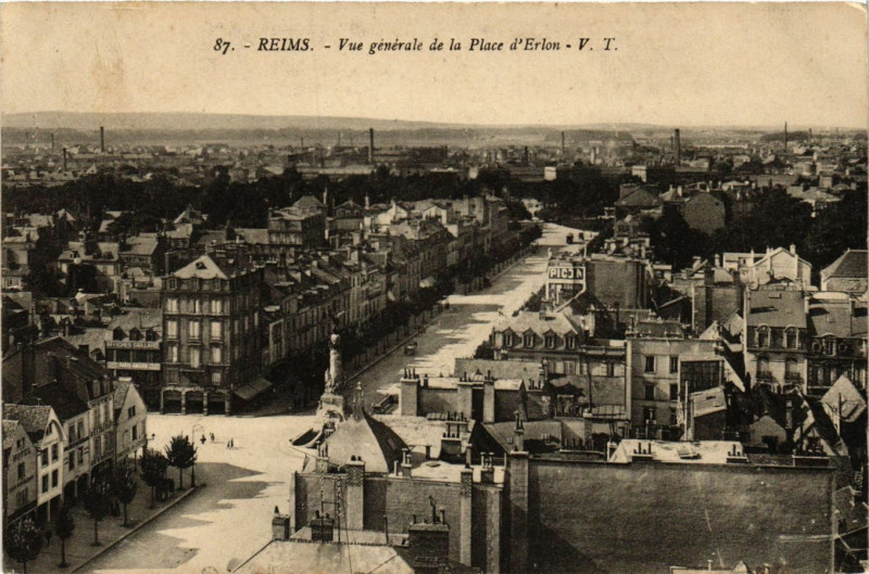 Carte postale ancienne Reims - Vue générale de la Place d'Erlon à Reims