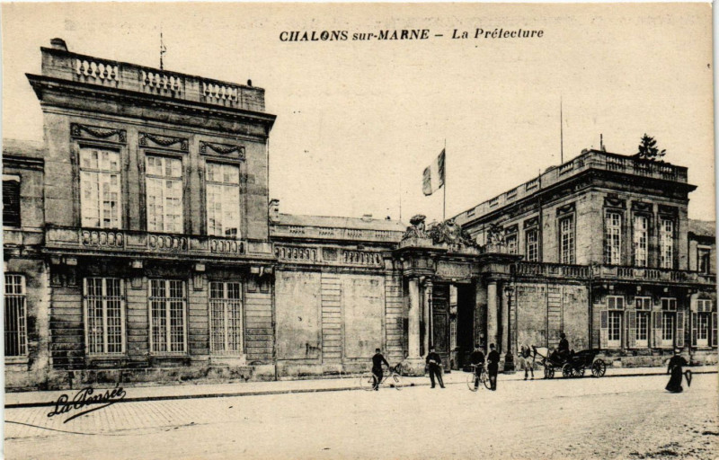 Carte postale ancienne Chalons-sur-Marne - La Prefecture
