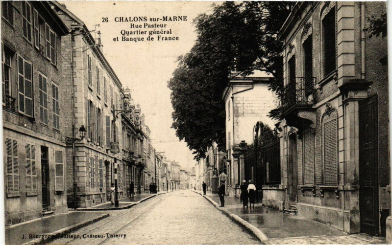 Carte postale ancienne Chalons-sur-Marne - Rue Pasteur - Quartier général et Banque de