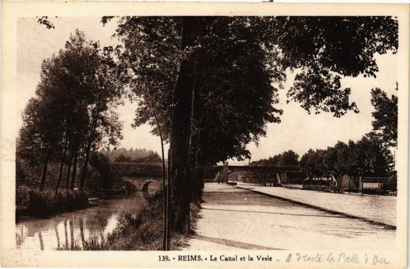 Carte postale ancienne Reims - Le Canal et la Vesle à Reims