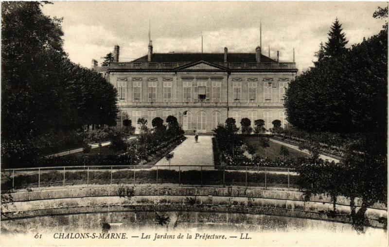 Carte postale ancienne Chalons-sur-Marne - Les Jardins de la Prefecture