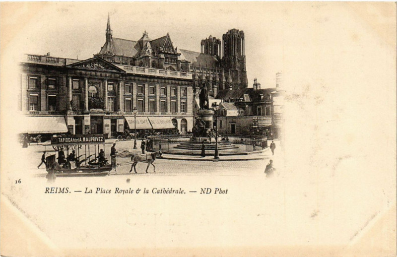 Carte postale ancienne Reims - La Place Royale & la Cathedrale à Reims