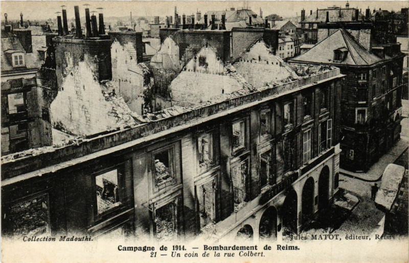 Carte postale ancienne Campagne de 1914 Bombardement de Reims Un coin de la rue Colbert à Reims