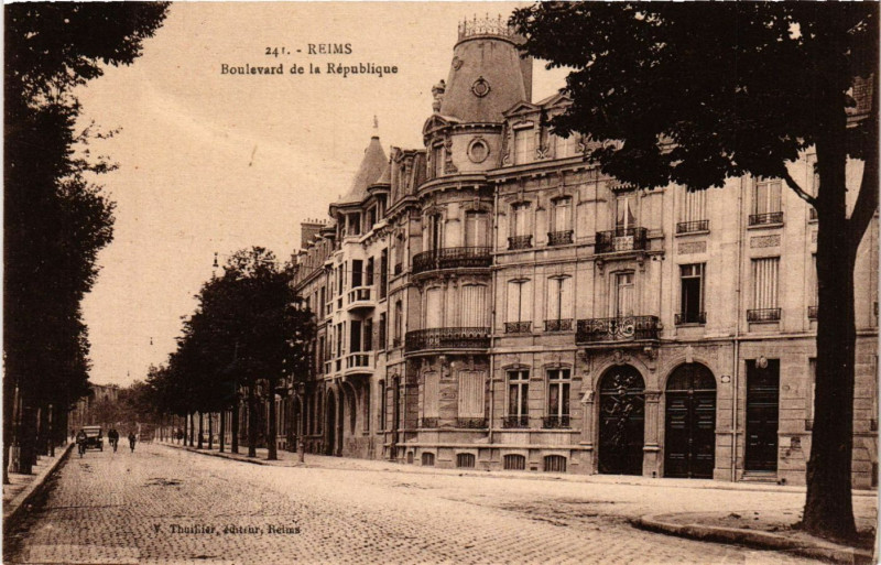 Carte postale ancienne Reims - Boulevard de la Republique à Reims