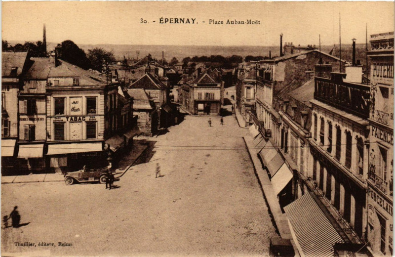 Carte postale ancienne Epernay - Place Auban Moet à Épernay