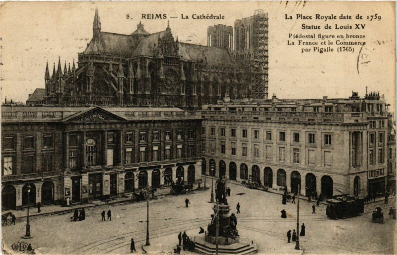 Carte postale ancienne Reims - La Cathedrale - La Place Royale date en 1759-Statue de à Reims