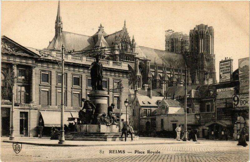 Carte postale ancienne Reims - Place Royale à Reims