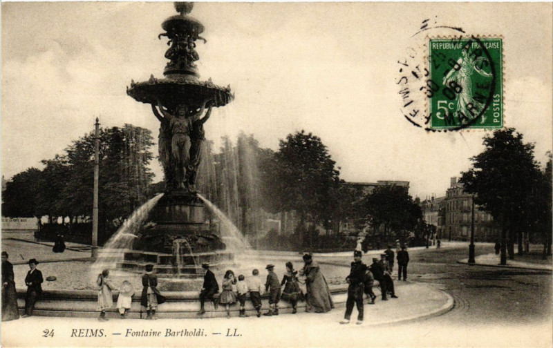 Carte postale ancienne Reims - Fontaine Bartholdi à Reims
