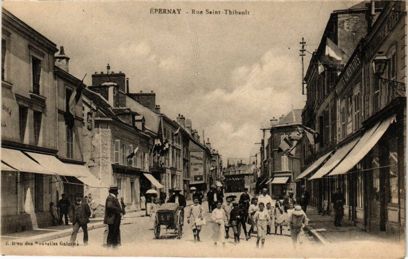 Carte postale ancienne Epernay - Rue Saint-Thibault à Épernay
