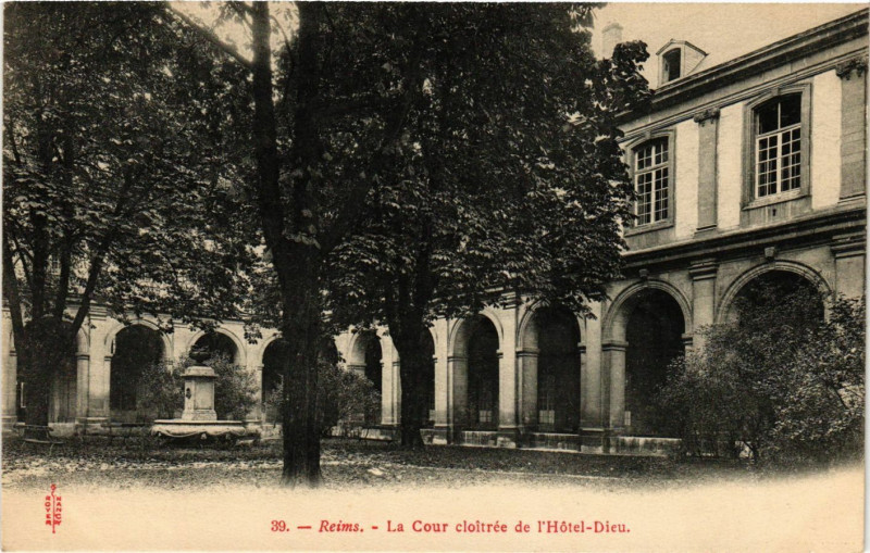 Carte postale ancienne Reims - Le Cour cloitrée de l'Hotel-Dieu à Reims