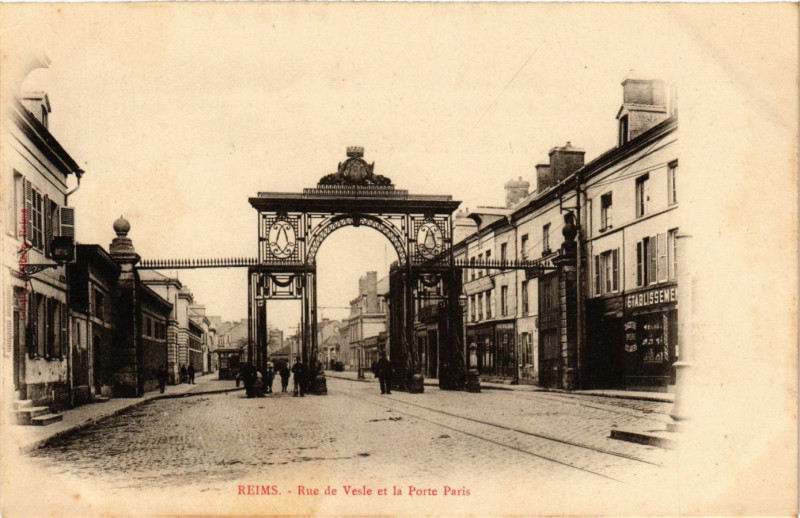 Carte postale ancienne Reims - Rue de Vesle et le Porte Paris à Reims