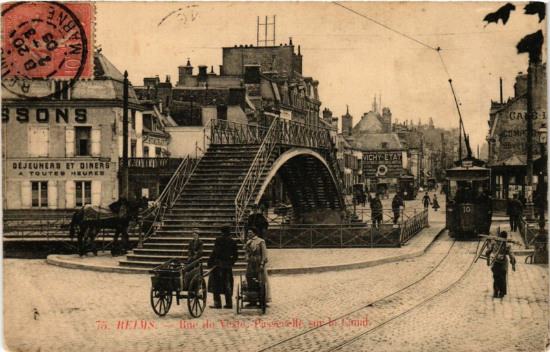 Carte postale ancienne Reims - Rue de Vesle - Passerelle sur le Cloud à Reims