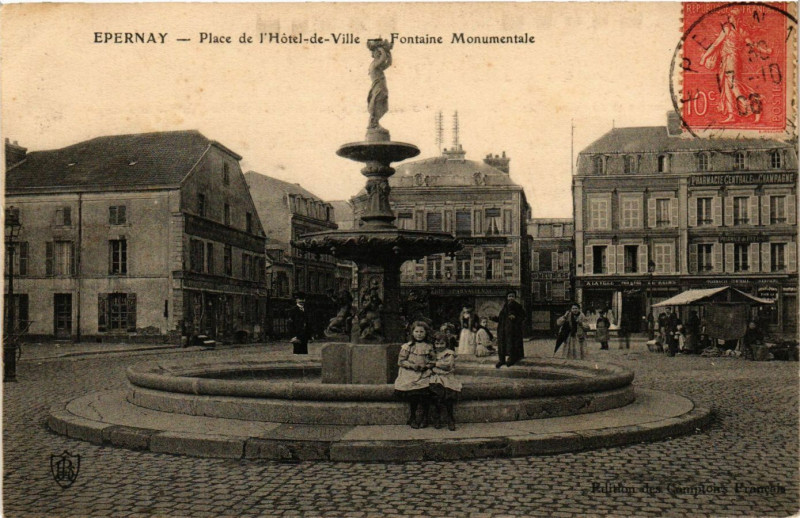Carte postale ancienne Epernay - Place de l'Hotel-de-Ville - Fontaine Monumentale à Épernay