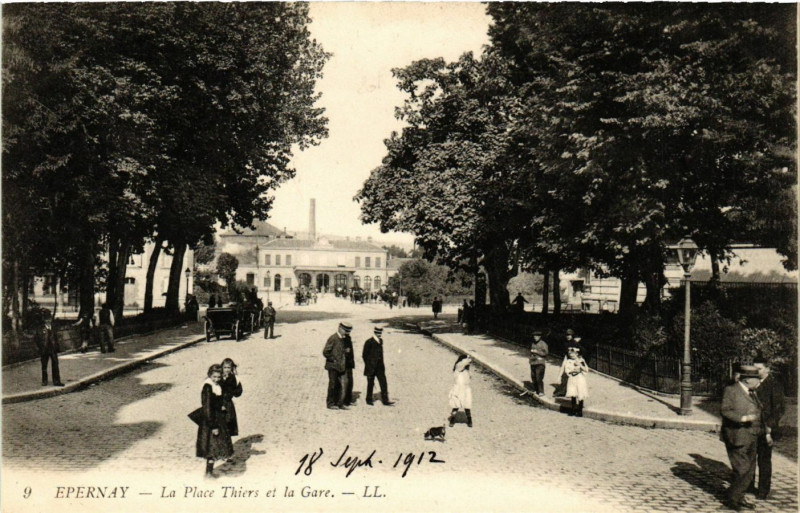 Carte postale ancienne Epernay - La Place Thiers et la Gare à Épernay