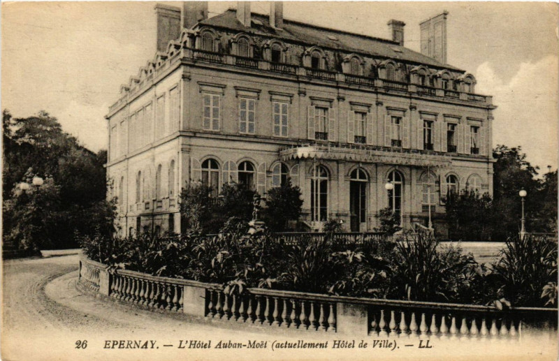 Carte postale ancienne Epernay - L'Hotel Auban-Moét (actuellement Hotel de Ville) à Épernay