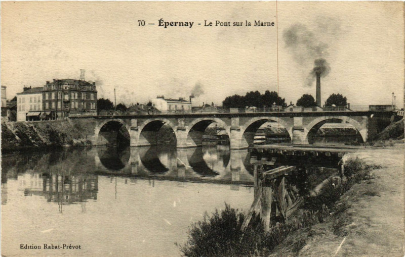 Carte postale ancienne Epernay - Le Pont sur la Marne à Épernay