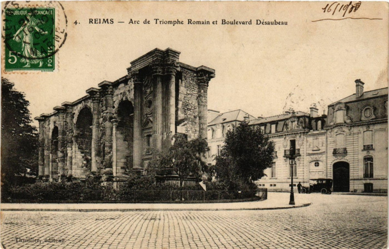 Carte postale ancienne Reims - Arc de Triomphe Romain et Boulevard Désaubeau à Reims
