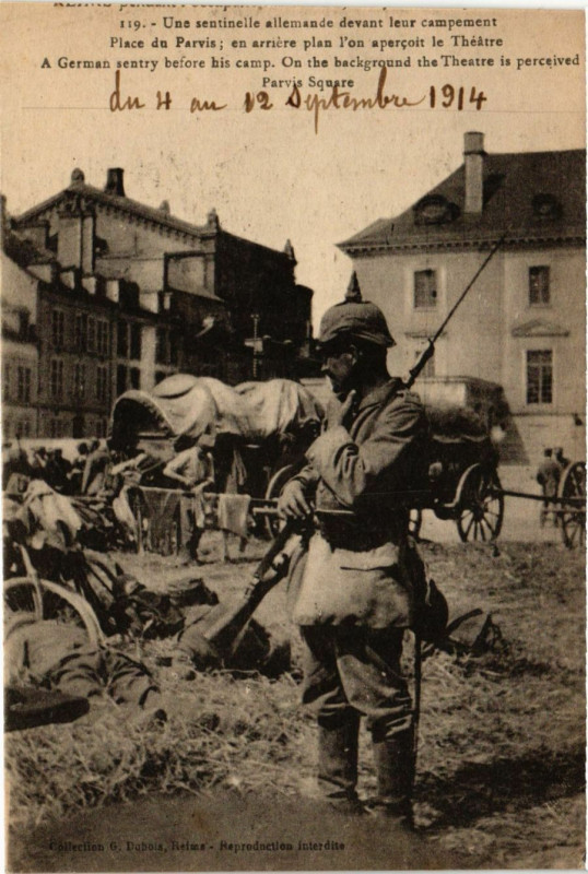 Carte postale ancienne Une sentinelle allemande devant leur campement - Place du Parvis