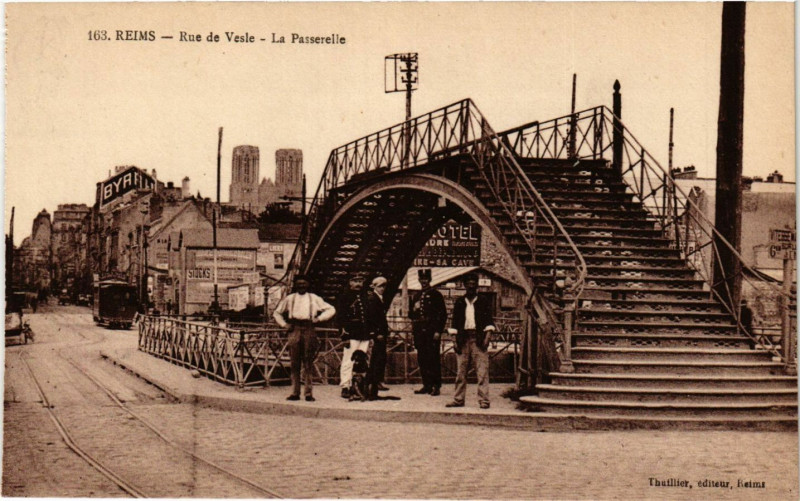 Carte postale ancienne Reims - Rue de Vesle - La Passerelle à Reims