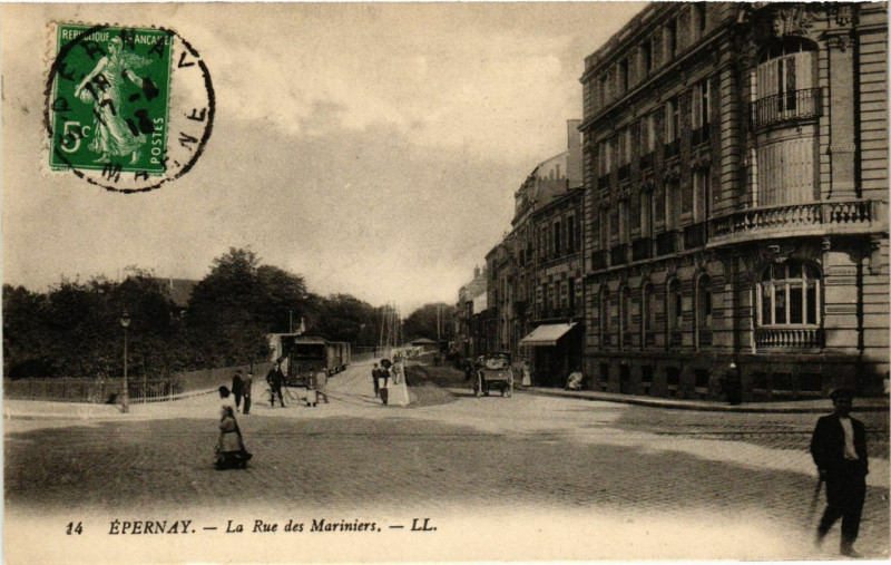 Carte postale ancienne Epernay - La Rue des Mariniers à Épernay