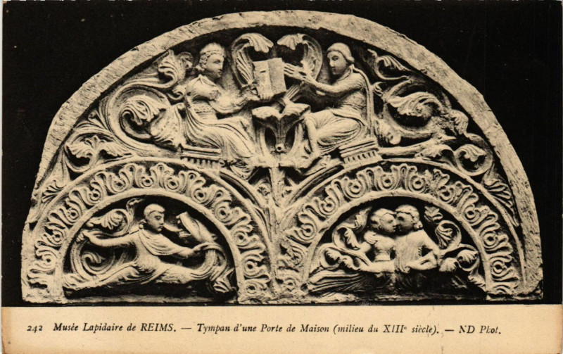 Carte postale ancienne Musée Lapidairée de Reims - Tympan d'une Porte de Maison à Reims