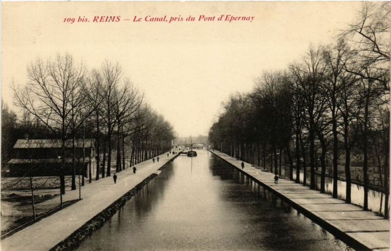 Carte postale ancienne Reims - Le Canal pris du Pont d'Epernay à Reims