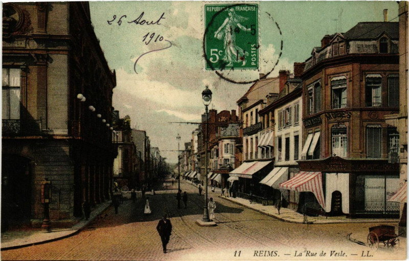 Carte postale ancienne Reims - La Rue de Vesle à Reims