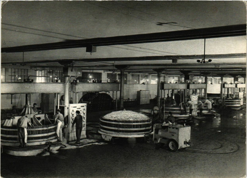 Carte postale ancienne Le Centre de Pressurage