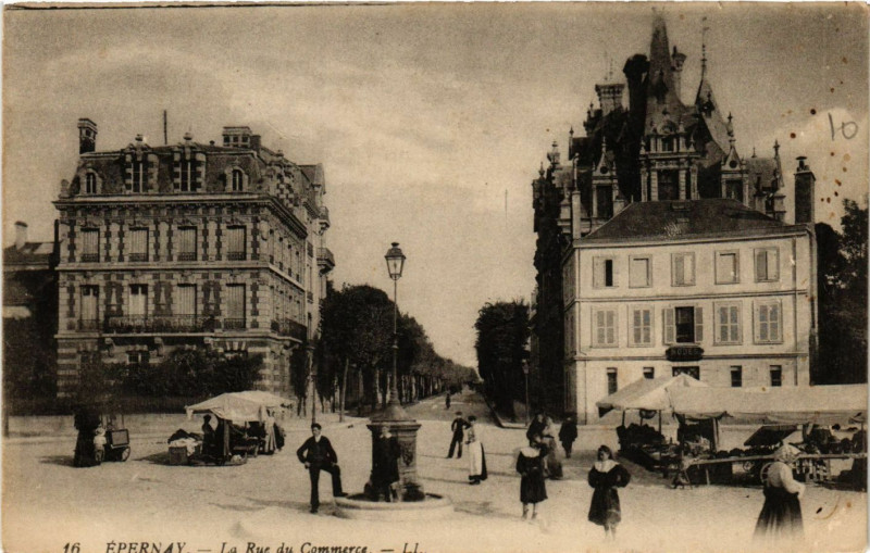 Carte postale ancienne Epernay - La Rue de Commerce à Épernay