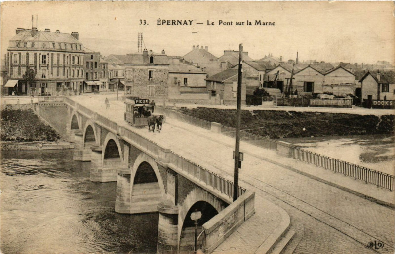 Carte postale ancienne Epernay - Le Pont sur la Marne à Épernay