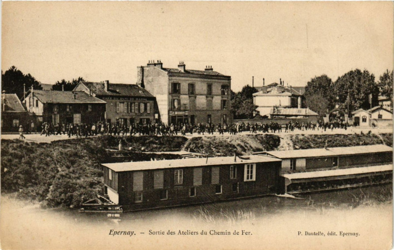 Carte postale ancienne Epernay - Sortie des Ateliers du Chemin de Fer à Épernay