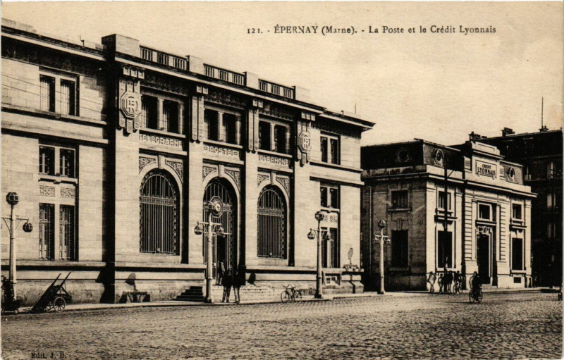 Carte postale ancienne Epernay - La Poste et le Crédit Lyonnais à Épernay