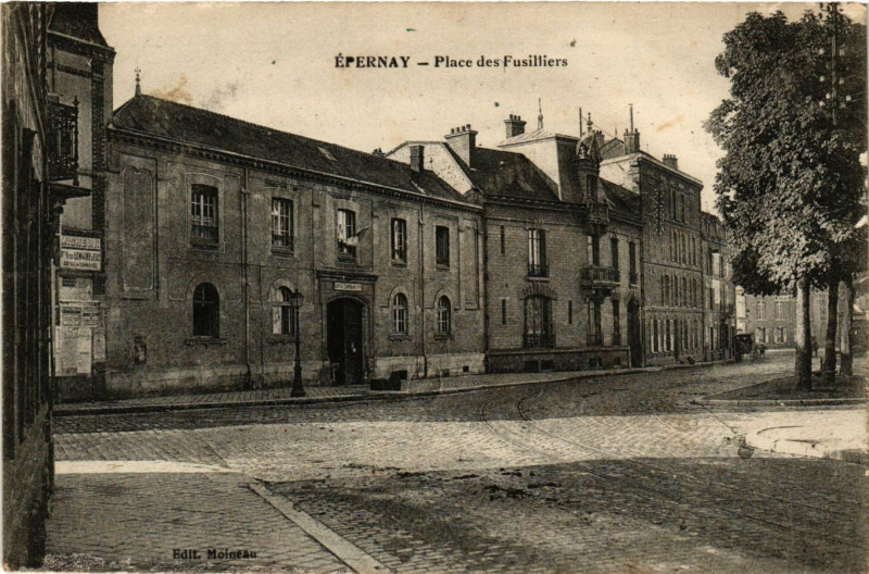 Carte postale ancienne Epernay - Place des Fussiliers à Épernay