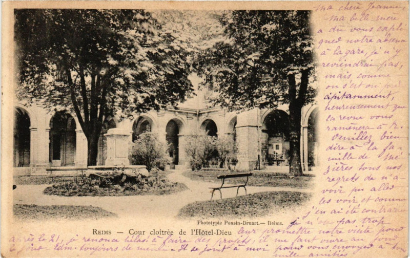 Carte postale ancienne Reims - Cour cloitrée de l'Hotel-Dieu à Reims