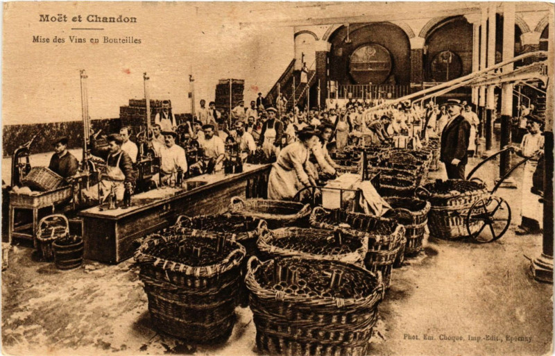 Carte postale ancienne Moet et Chandon - Mise des Vins en Bouteilles