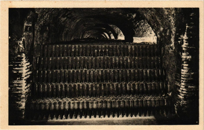 Carte postale ancienne Une masse de 120. 000 bouteilles